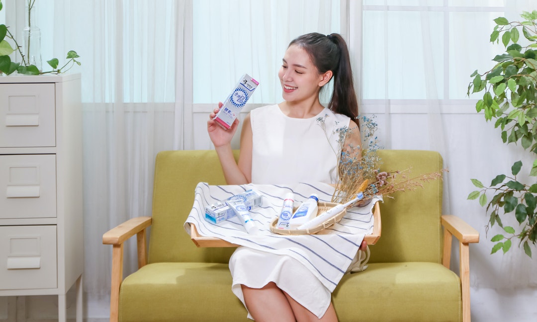 Dissolving stain and brightening by enzyme